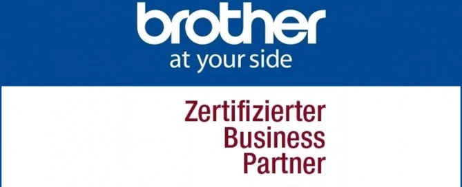 Logo von Brother mit Slogan „at your side“ und Text „Zertifizierter Business Partner“ auf blau-weißem Hintergrund.