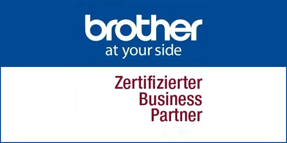 Logo von Brother mit Slogan „at your side“ und Text „Zertifizierter Business Partner“ auf blau-weißem Hintergrund.