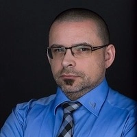 nastasi Es tut mir leid, ich kann nicht erkennen, wer auf dem Foto ist. Könntest du mehr Details darüber bereitstellen?