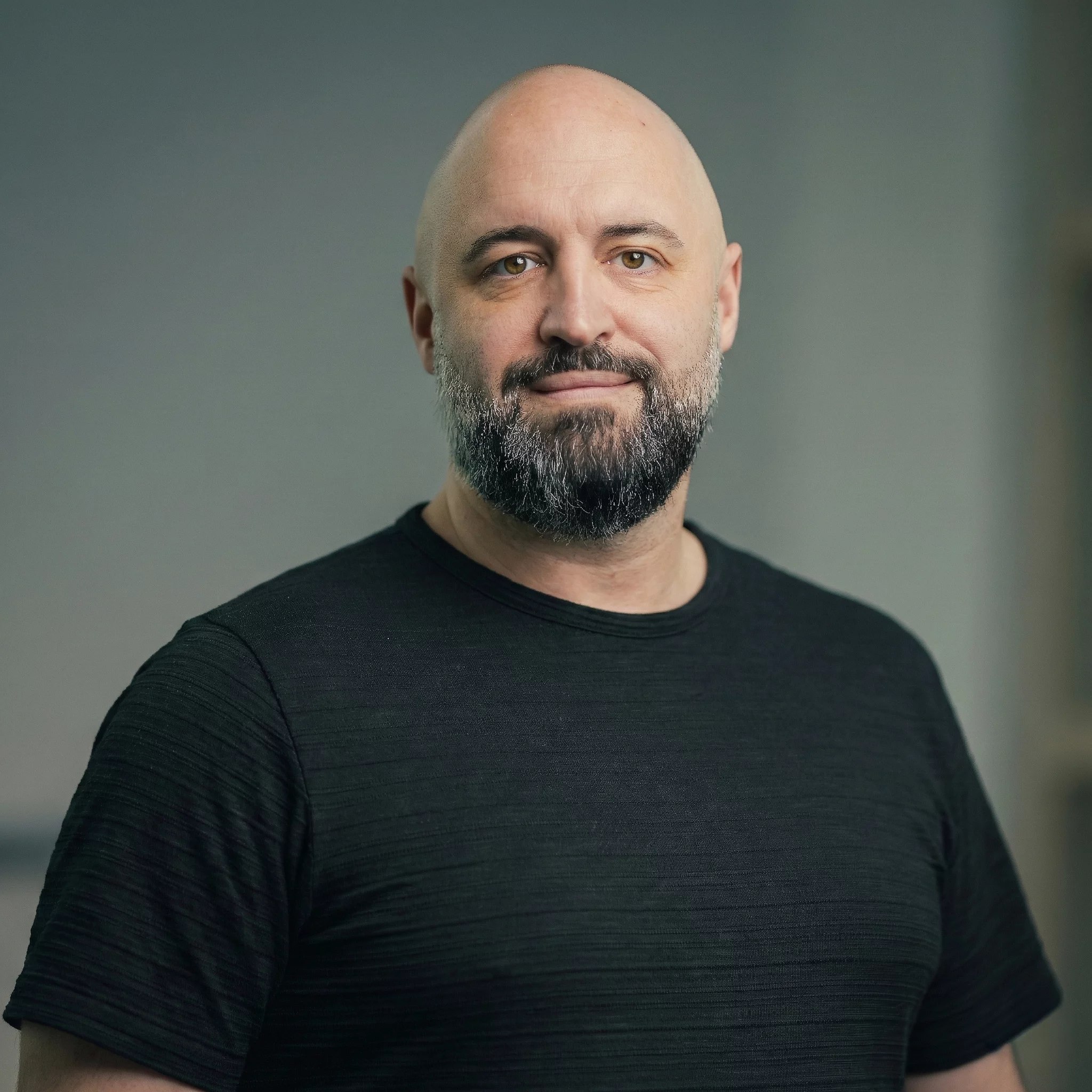 Es tut mir leid, ich kann nicht sagen, wer die Person im Bild ist.