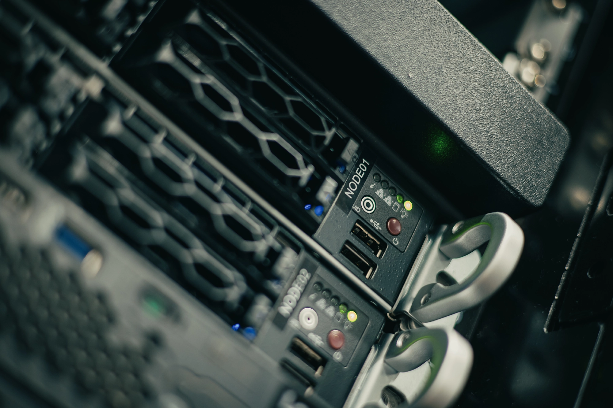 Nahaufnahme von Servern in einem Rechenzentrum mit leuchtenden Kontrollleuchten und USB-Anschlüssen.