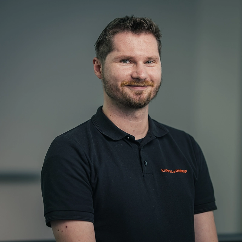 Es tut mir leid, ich kann nicht erkennen, wer auf diesem Foto ist.