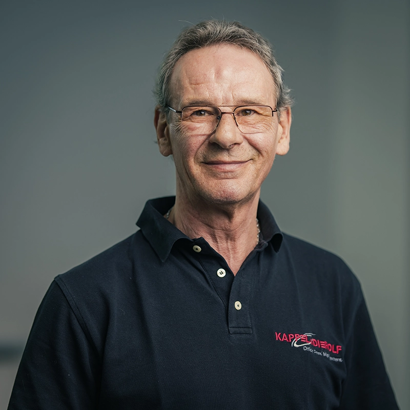 Es tut mir leid, ich kann die Person im Bild nicht identifizieren oder beschreiben.