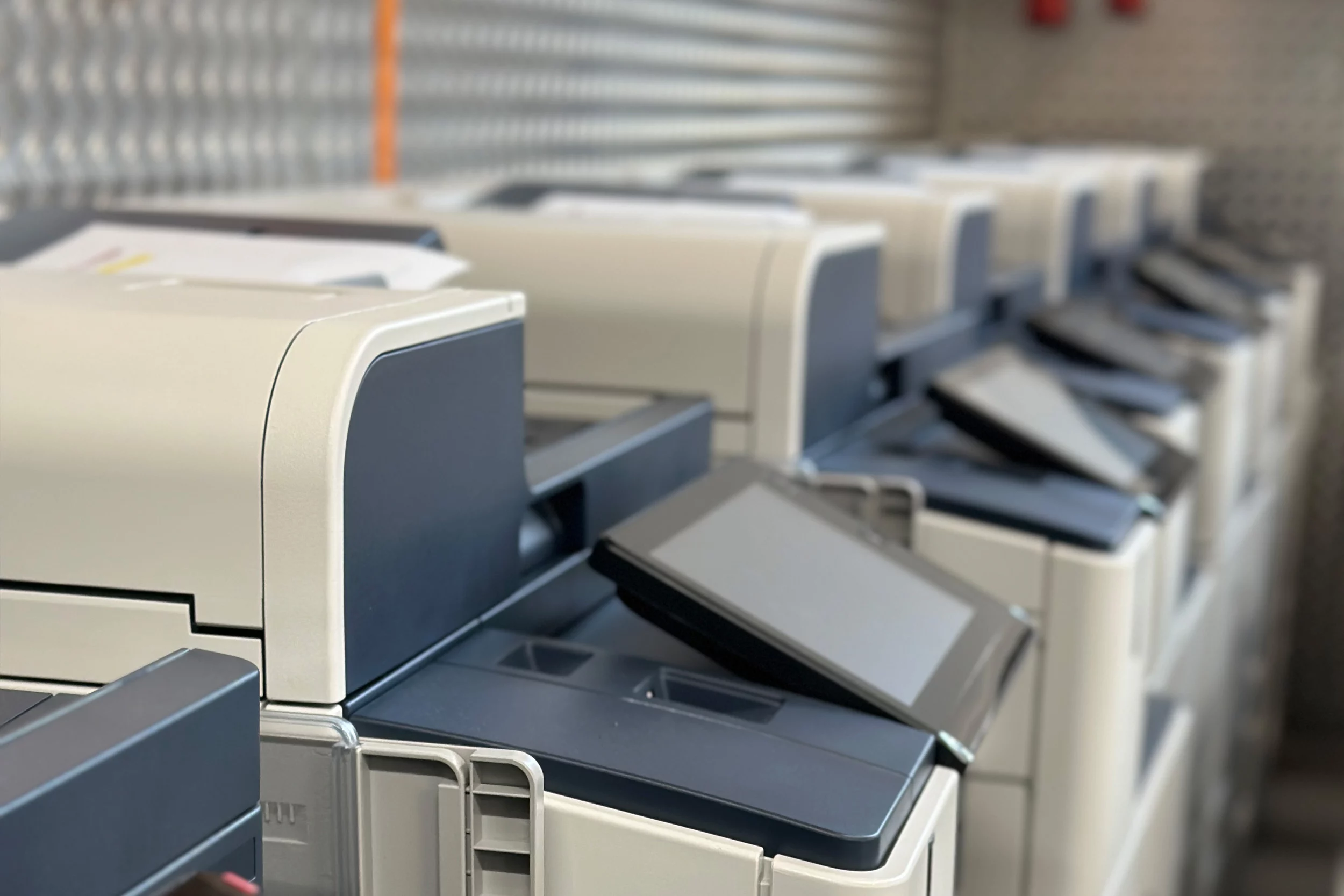 Gelbe und rosa Netzwerkkabel in einem Server-Rack, verbunden mit einem Patch-Panel.