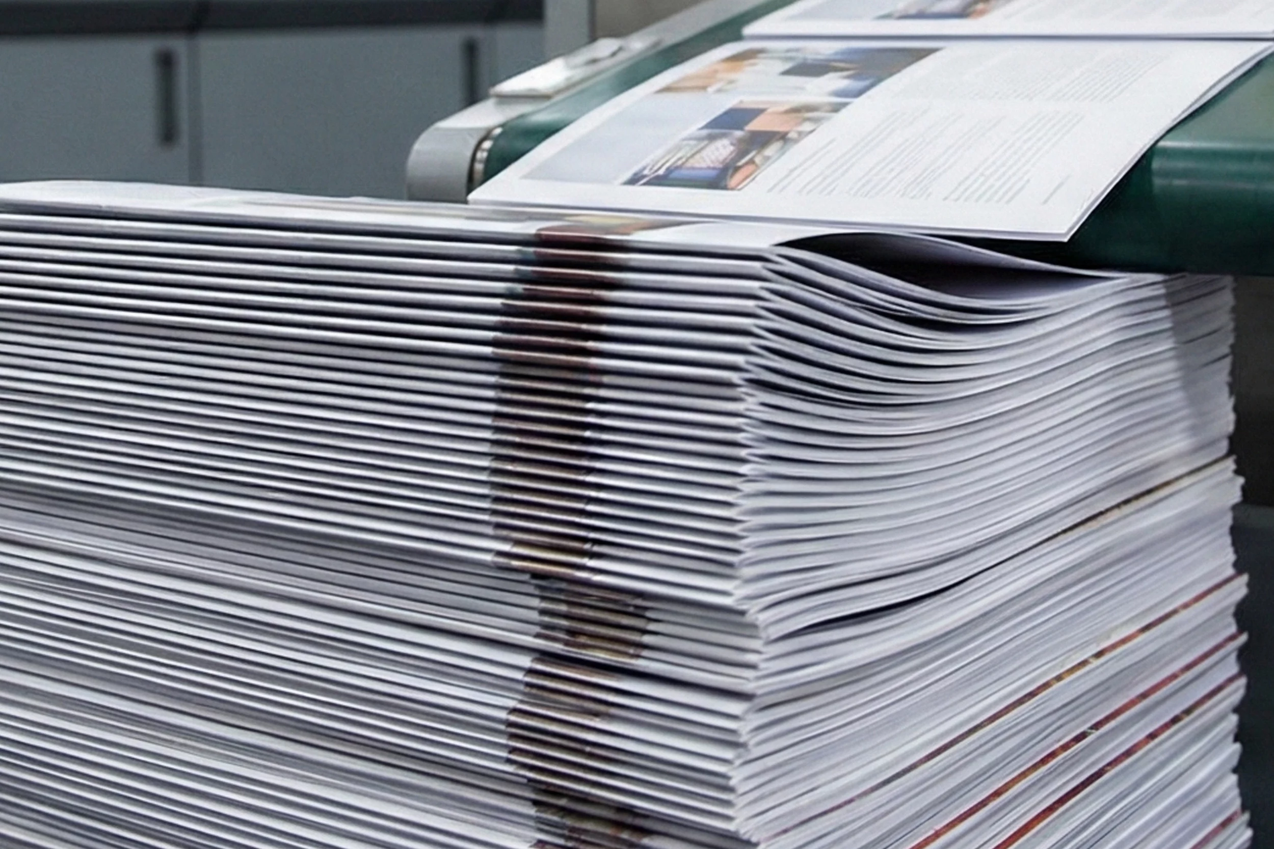 Zwei Männer arbeiten am Computer im Büro, einer zeigt auf den Bildschirm, der andere bewegt die Maus.