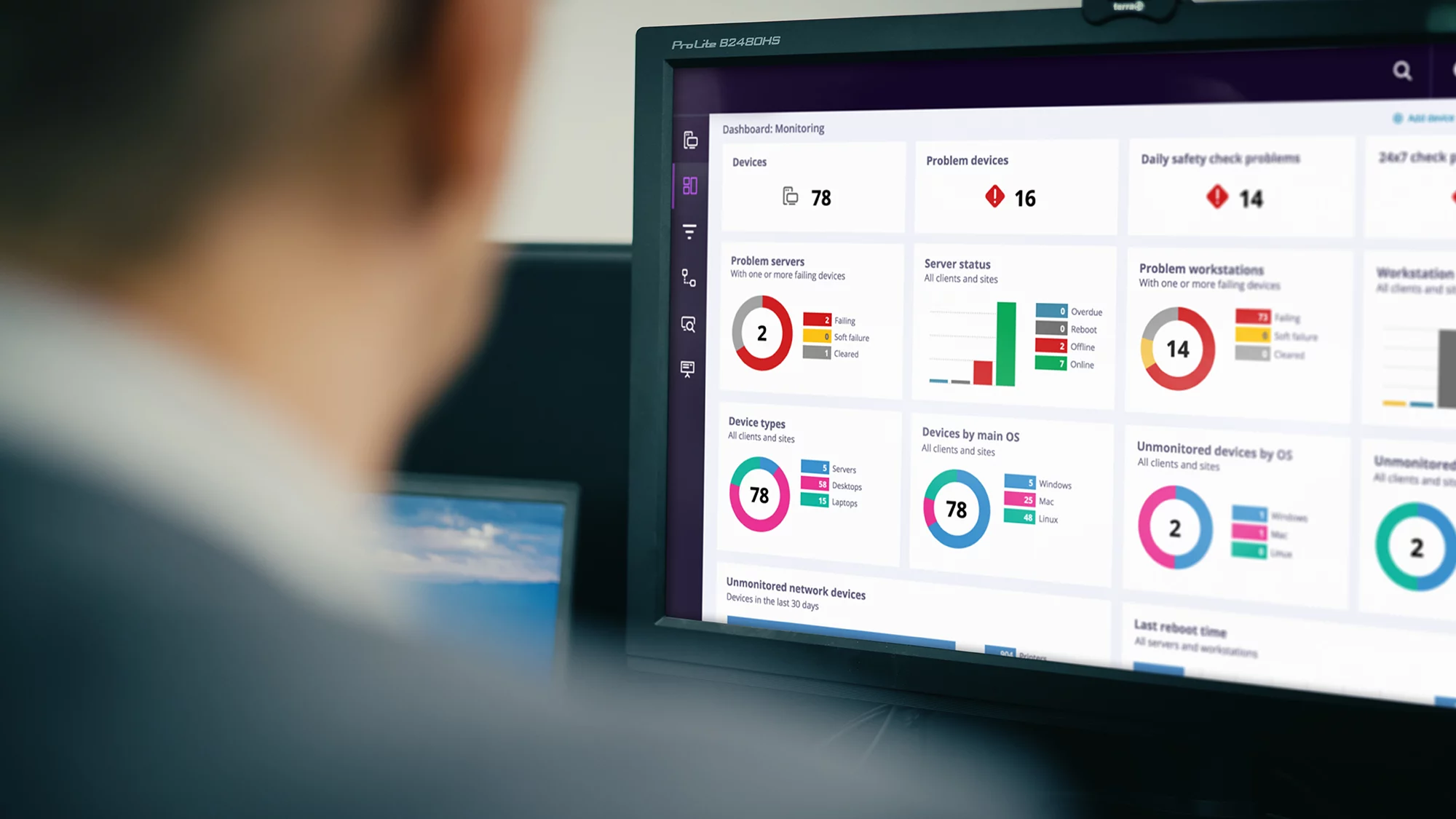 Person betrachtet ein Dashboard auf dem Computerbildschirm mit Statusanzeigen zu Geräten, Servern und Problemen.