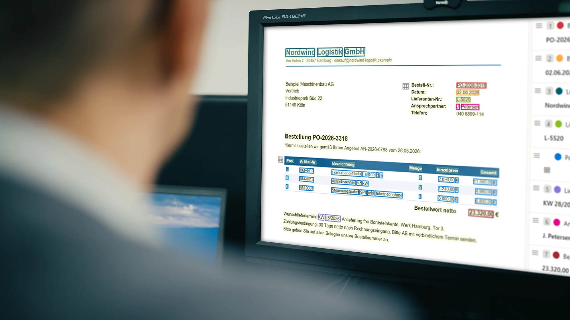 KD_Screen_KDIntelligence Mann betrachtet einen Computerbildschirm mit einer Bestellübersicht von Nordwind Logistik GmbH.